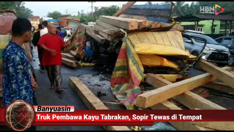 Fuso dan Avanza Terlibat Kecelakaan, Sopir Truk Bawa Kayu Tewas Terjepit