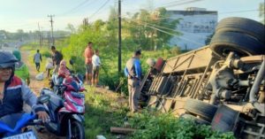 Tabrakan, Bus Pariwisata Terguling Puluhan Penumpang di Larikan ke Rumah Sakit