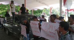 Warga Tuntut Bupati Lurah Seterio Diberhentikan