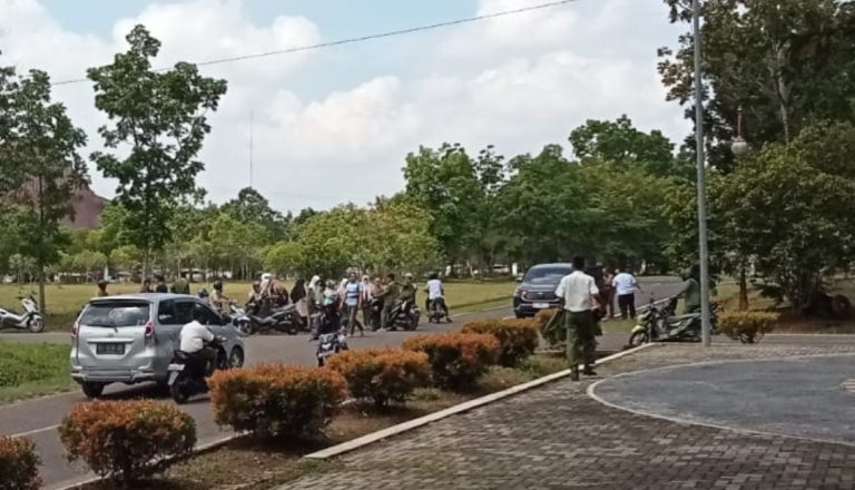 Sejumlah Pelajar Geber Motor di Dekat Kantor Bupati Banyuasin