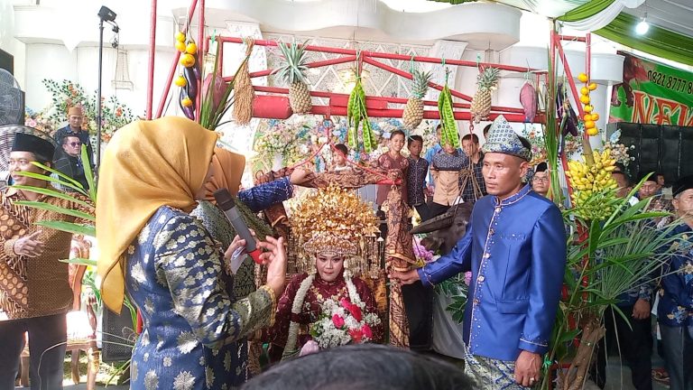 Ikut Lestarikan Budaya Banyuasin, Resepsi Pernikahan Aswarini Pakai Tradisi Timbang Kepala Kebo