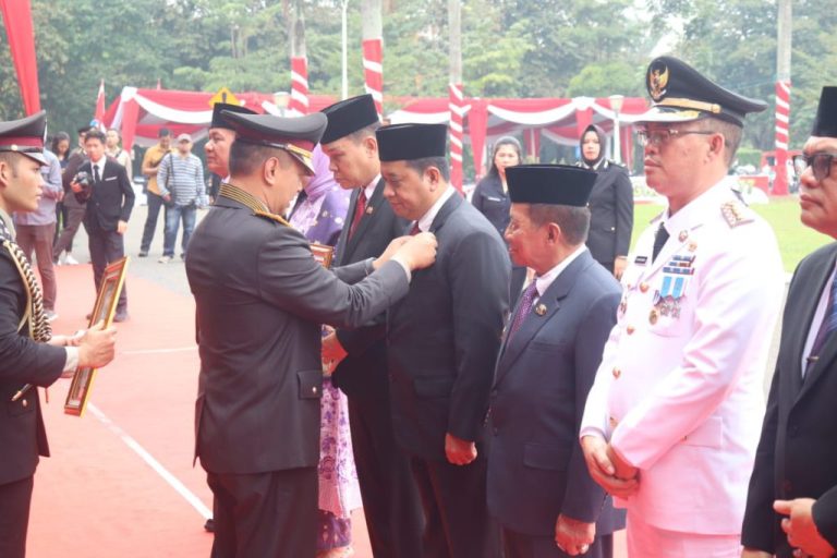 Bupati Askolani Terima Pin Emas Dari Kapolri dalam Rangka HUT Bhayangkara ke-77