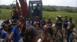 Puluhan Warga Desa Langkan Stop Alat Berat Pembuatan Cetak Sawah