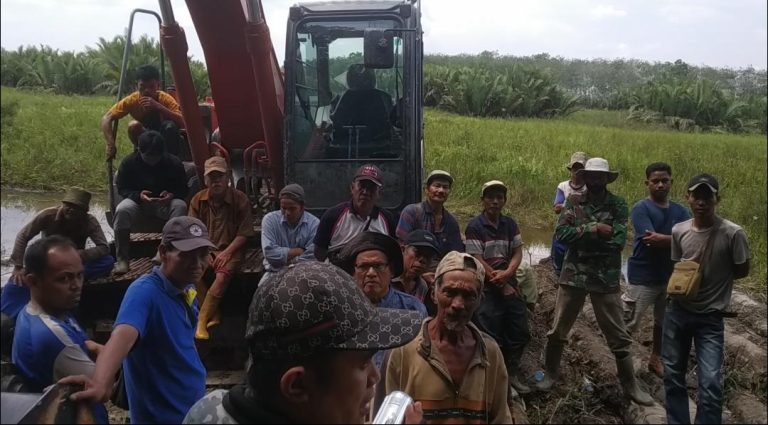 Puluhan Warga Desa Langkan Stop Alat Berat Pembuatan Cetak Sawah