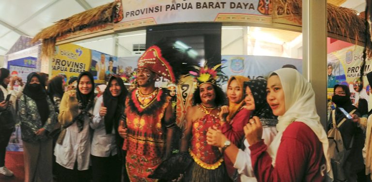 Stand Pameran Papua Barat di Banyuasin Expo di Serbu Pengunjung