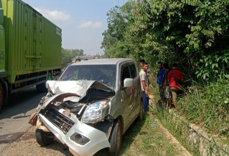 Diduga Hindari Truk, Minibus Alam Kecelakaan Dua Orang di Larikan ke Rumah Sakit