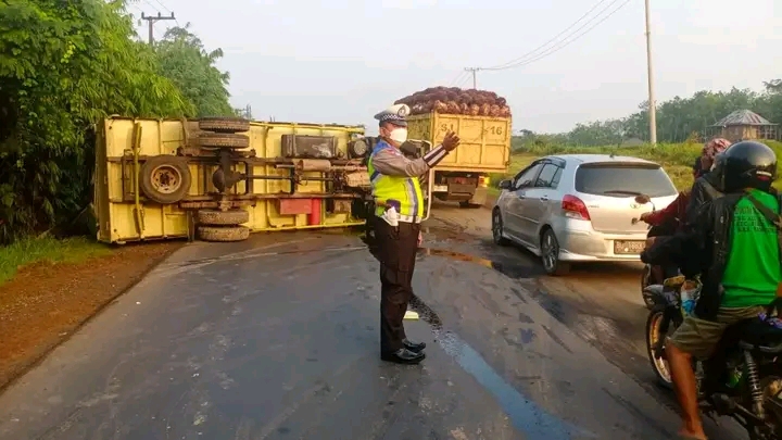 Hindari kendaraan dari depan yang menyalip, Truck hilang kendali dan terguling di KM. 58