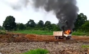 Tak Sesuai Tuntutan, Warga Paldas Banyuasin Stop Aktivitas Perusahaan Dua Mobil Hangus di Bakar