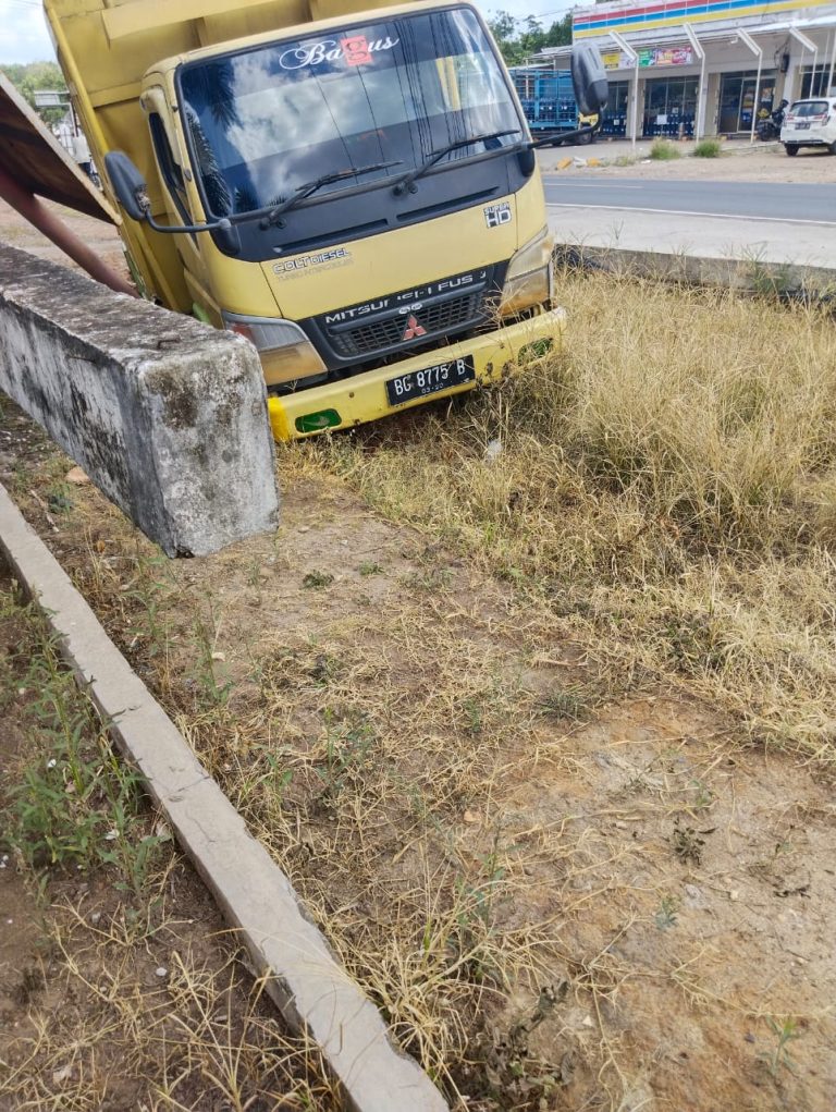 Diduga supir truk mobil minyak ilegal mengantuk, tabrak baliho pinggir jalan