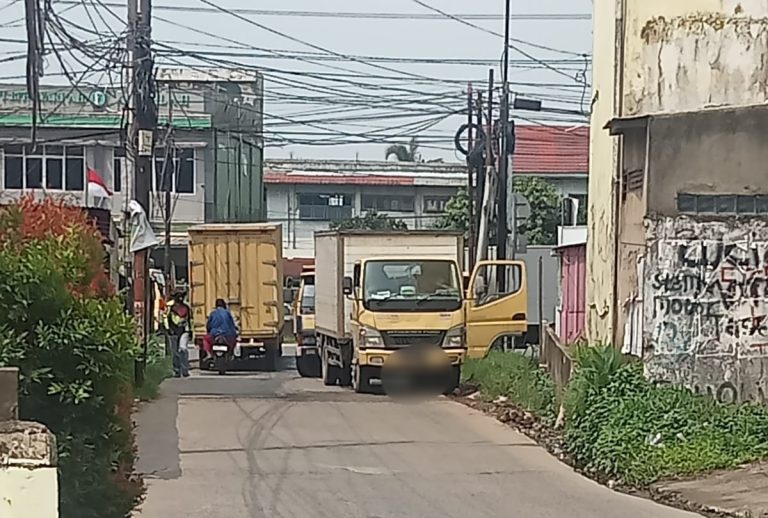 Efek Ada UPPKB Diduga Truk Bertonase Besar Pilih Jalan Pintas Warga Khawatirkan Jalan Rusak