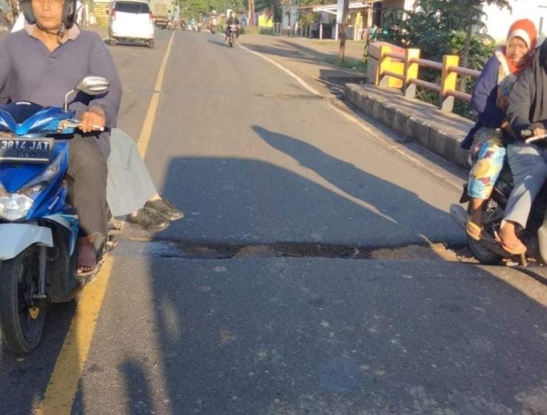 Lobang di Jembatan Soak Bara Pangkalan Balai Banyuasin Gangguan dan Bahayakan Pengendara