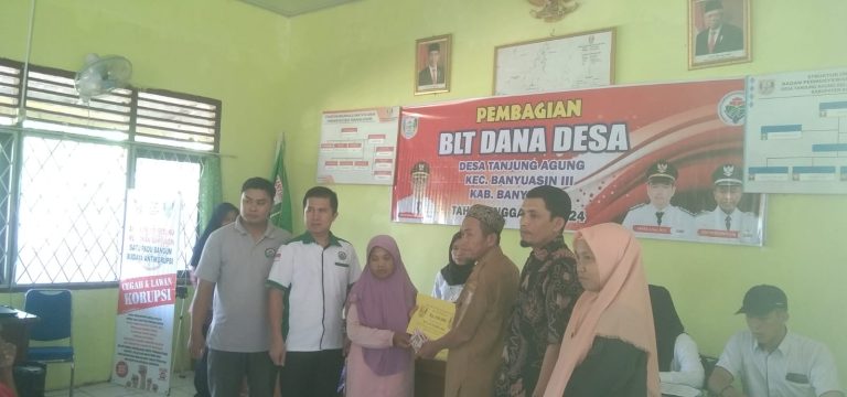 Kades Tanjung Agung Bagikan BLT ke 29 KPM Serta Salurkan Insentif Guru 