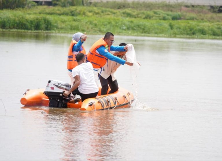 Hani S. Rustam Tabur Ribuan Benih Ikan, Restocking Benih Ikan di Sungai Boom Berlian.