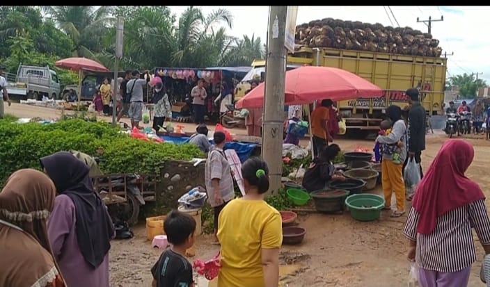 Pedagang Pasar Sumber Berjualan Di Pinggir Jalan. Minta Ketegasan Pengelola Pasar