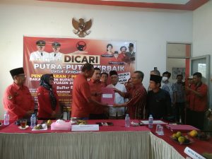 Pakai Baju Merah, Ardi Arfani Kembalikan Berkas Pendaftaran Bacawabup Banyuasin ke DPC PDIP Banyuasin