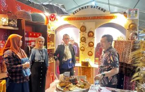 Pj. Bupati Banyuasin Tinjau Stan Dekranasda: Pameran Sriwijaya Expo, Ajang Promosi Produk UMKM Banyuasin Pesannya