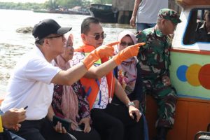 Peringati Hari Lingkungan Hidup Sedunia, PJ Bupati Lakukan Gerakan Aksi Bersih Sungai