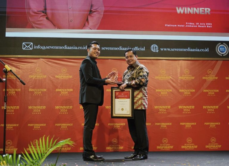 H Askolani SH MH Terima Penghargaan Seven Media Platinum Seorang Pemimpin Yang Inspiratif Se Asia Tenggara