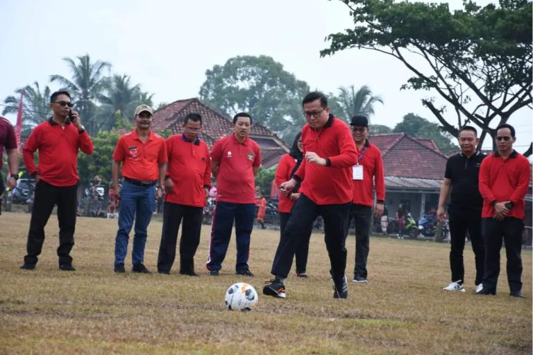 Berkaos Merah, PJ Bupati Banyuasin Buka Turnamen Sepak Bola 