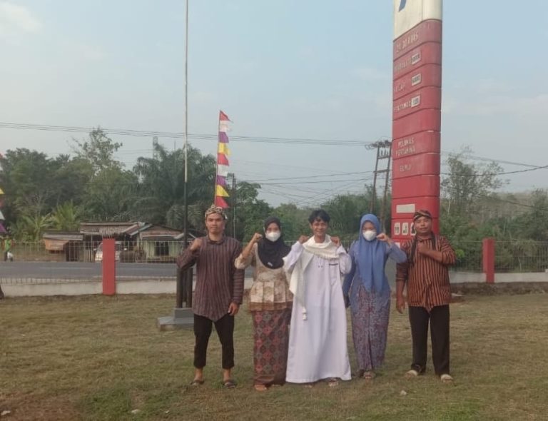 Petugas SPBU Lubuk Lancang Banyuasin Kenakan Baju Adat Peringati HUT RI ke-79