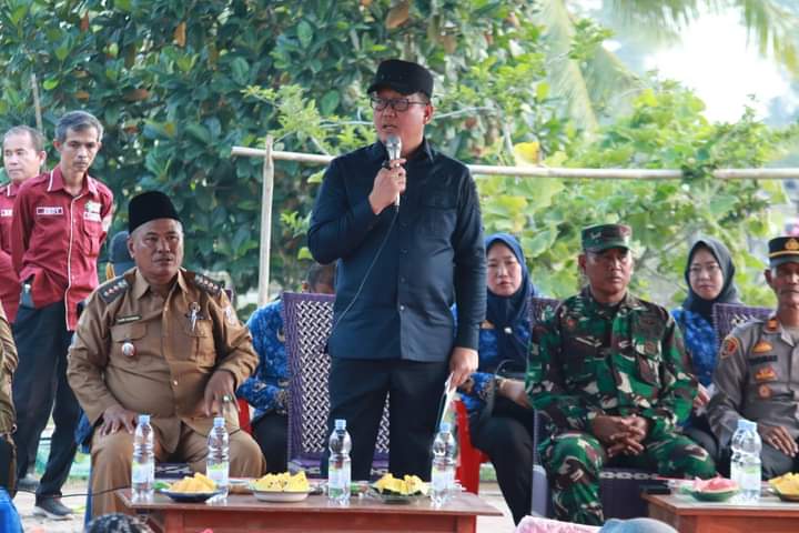 Sigap! Pj. Bupati Banyuasin Serahkan Bantuan Untuk Korban Puting Beliung Desa Telang Jaya