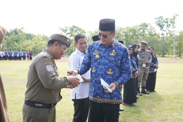 Konsisten Gaungkan Sholawat Busyro, Pj Bupati Banyuasin Beri Penghargaan Bagi ASN Yang Hafal