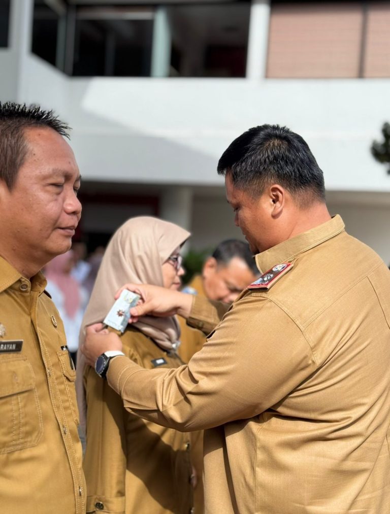 Sekda Banyuasin lakukan Pemasangan Tanda Jabatan Baru Kepada Kepala Perangkat Daerah.