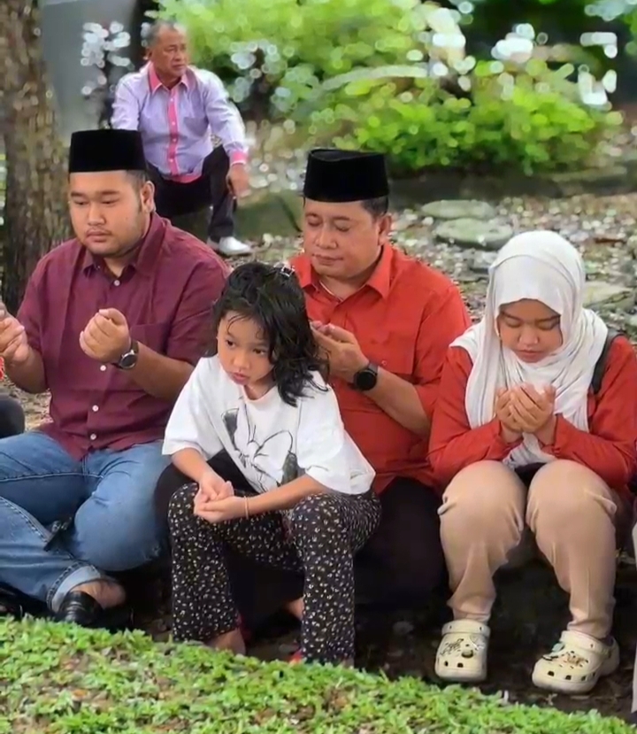 Sebelum Mencoblos, Cabub Askolani Ziarah ke Makam Istrinya