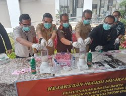 Miliki Kekuatan Hukum Tetap, Kejari Muara Enim Musnahkan Ratusan Gram Narkotika Jenis Sabu