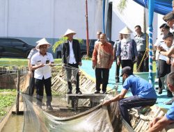 Kakanwil Ditjenpas Sumsel Bersama Direktur Polsri Panen Ikan di SAE Lapas Banyuasin