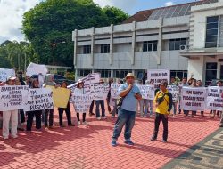 Ratusan Warga Tuntut Pecat Oknum Kades Tanjung Terang, Pinta Hotman Paris Bantu Warganya