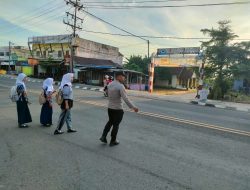 Personil Polsek Indralaya Laksanakan Pengaturan Lalu Lintas di Depan Sekolah, Antisipasi Kecelakaan dan Kemacetan Pagi Hari