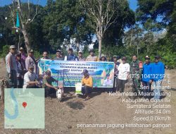 Anggota Bhabinkamtibmas Polsek Muara Kuang,Dan Babinsa Koramil dan Pemerintah Desa Hadiri Kegiatan Penanaman Jagung Program Ketahanan Pangan di Kecamatan Muara Kuang 