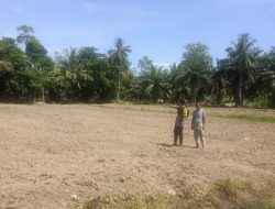 Bhabinkamtibmas dan Warga Cek Lahan Program 1 Hektar 1 Desa di Sukaraja Baru