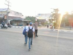 Polsek Indralaya Laksanakan Giat Strong Point dan Pengaturan Lalu Lintas di Simpang SMA Lingua Prima, Jaga Keselamatan Pelajar dan Pengguna Jalan