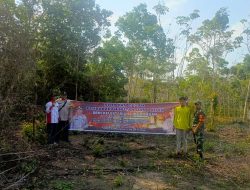 Bhabinkamtibmas Muara Kuang Dan Babinsa Koramil Muara Kuang Serta Perangkat Desa Bersinergi Pasang Spanduk Stop Karhutla
