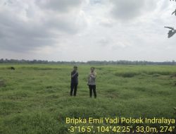 Bhabinkamtibmas Polsek Indralaya Tinjau Lahan Program Ketahanan Pangan “1 Hektar 1 Desa” di Ulak Segelung