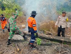Anggota Bhabinkamtibmas dan Tim Gabungan Berjibaku Padamkan Karhutla di Kecamatan Muara Kuang