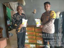 Bhabinkamtibmas Polsek Indralaya Dampingi Penyaluran Bibit Jagung Kelompok Tani Desa 