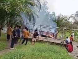 Personel Polsek Indralaya Cek TKP Kebakaran Rumah Warga di Desa Sungai Rambutan