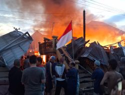 Polsek Tanjung Raja polres ogan Ilir ,TNI, dan Damkar Bersinergi Padamkan Kebakaran Lima Rumah Warga