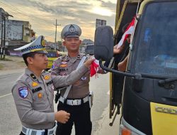 Satlantas Polres Ogan Ilir Pasang Bendera di Kendaraan Umum Di Depan Kampus Unsri
