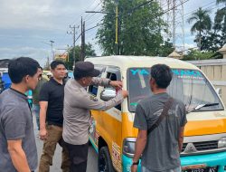Aksi Unik Sat Intelkam Polres Ogan Ilir Bagi-Bagi Bendera Merah Putih