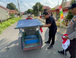 Sat Intelkam Polres Ogan Ilir Bagikan Bendera Merah Putih Di Desa Pemulutan