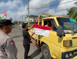Satuan Intelkam Polres Ogan Ilir bersama Polsek Pemulutan Kegiatan Bagikan Bendera Merah Putih  