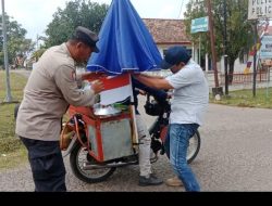 Ikut Menyemarakkan Menjelang HUT RI ke 80 Personil Polsek Muara Kuang Bagian Bendera Merah Putih Kepada Pengendara yang Melintasi di Jalan Raya Kecamatan Muara Kuang