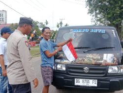 Sat Intelkam Polres Ogan Ilir dan Polsek Muara Kuang Bagikan Bendera Merah Putih Ke Pengendara