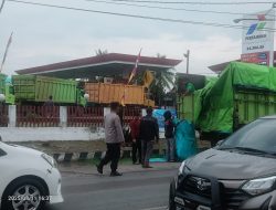 TERJADI KEMACETAN ANTRIAN SPBU JENIS SOLAR, POLSEK INDRALAYA POLRES OGAN ILIR LAKSANAKAN PENGATURAN LALU LINTAS