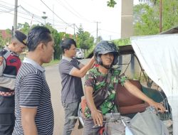 SAT INTELKAM DAN SAT SAMAPTA POLRES OGAN ILIR PASANG BENDERA MERAH PUTIH DI KENDARAAN GUNA TINGKATKAN NASIONALISME