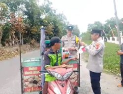 KEGIATAN SAT INTELKAM POLRES OGAN ILIR BERSAMA POLSEK RANTAU ALAI POLRES OGAN ILIR TERKAIT PEMASANGAN BENDERA MERAH PUTIH DI KENDARAAN DALAM RANGKA MEMPERINGATI HARI KEMERDEKAAN REPUBLIK INDONESIA KE – 80